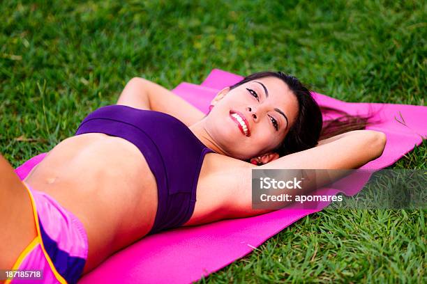 Foto de Jovem Mulher Relaxante Enquanto Fazer Pilates Ao Ar Livre Na Natureza e mais fotos de stock de 20 Anos