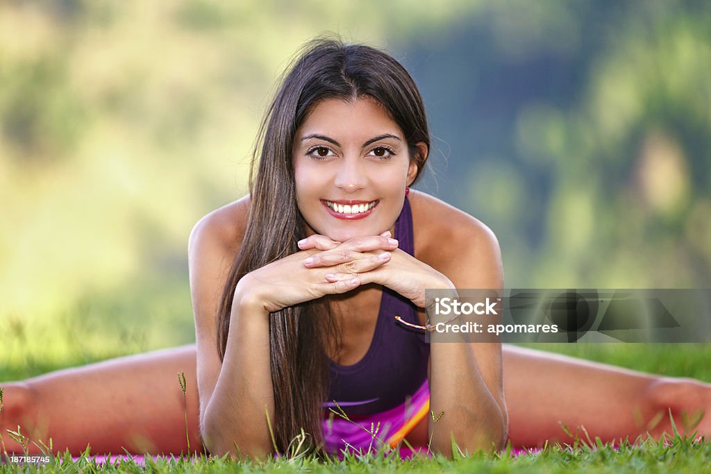 Jeune femme faisant pilates en plein air dans la nature - Photo de Activité libre de droits