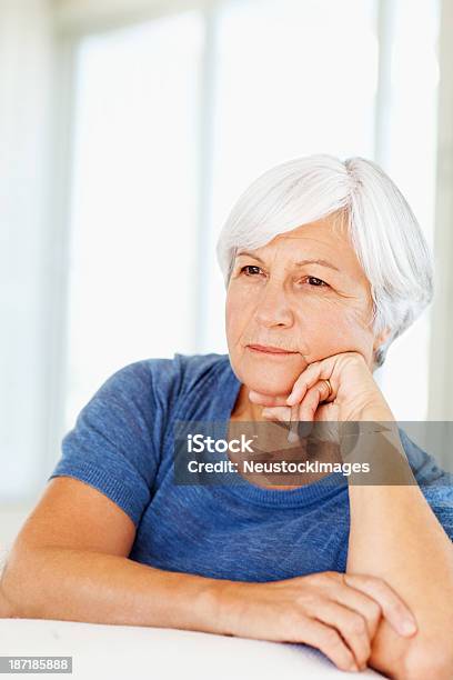 노인 여성 루킹 한통입니다 턱을 굄 집에서요 60-64세에 대한 스톡 사진 및 기타 이미지 - 60-64세, 60-69세, 거실
