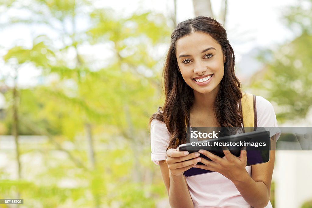 Mulher estudante com Tablet Digital no Campus universitário - Royalty-free 16-17 Anos Foto de stock