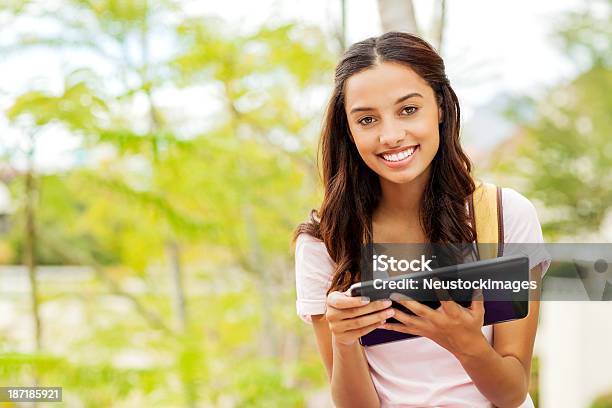 Mulher Estudante Com Tablet Digital No Campus Universitário - Fotografias de stock e mais imagens de 16-17 Anos