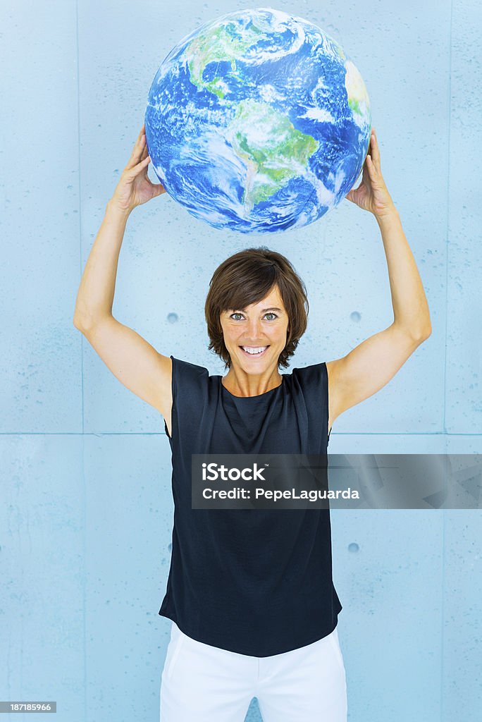 Fröhlich Frau holding Welt Globus - Lizenzfrei 35-39 Jahre Stock-Foto