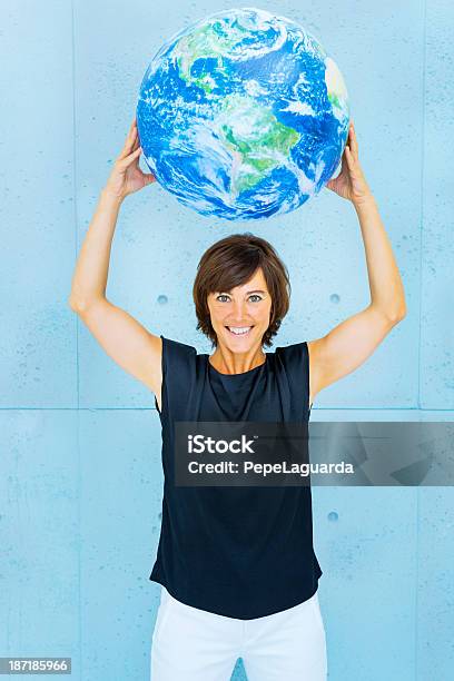 Fröhlich Frau Holding Welt Globus Stockfoto und mehr Bilder von 35-39 Jahre - 35-39 Jahre, Afrika, Beton