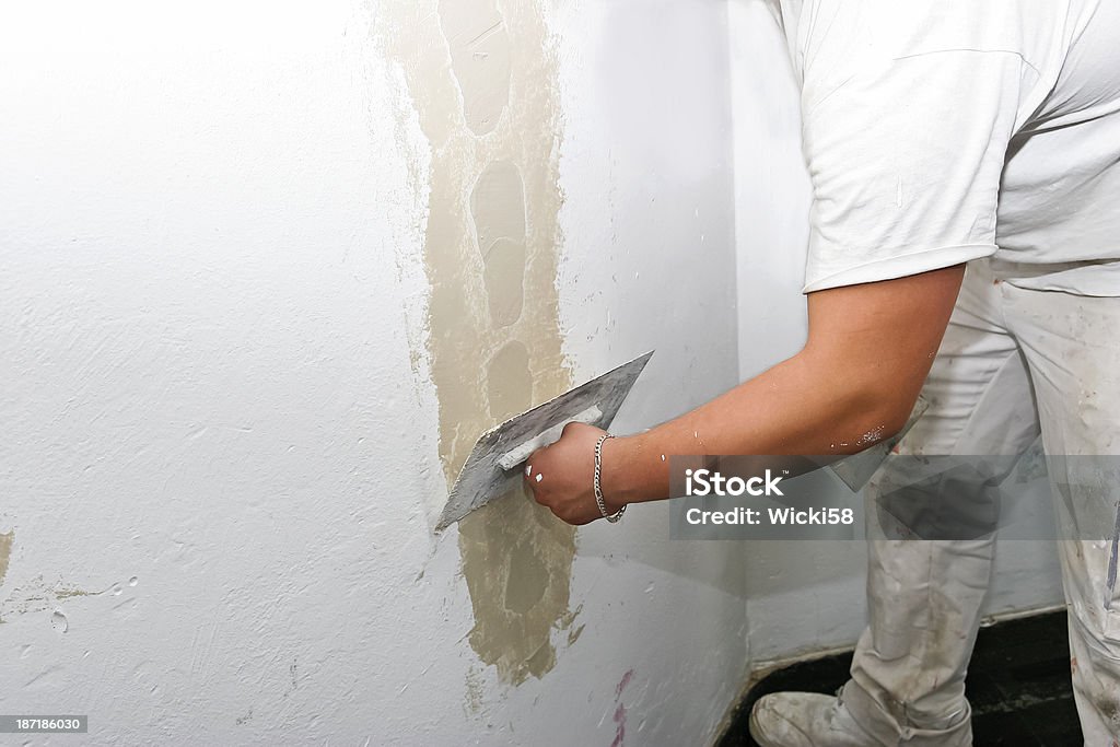 Plasterer reparar parede - Foto de stock de Parede royalty-free