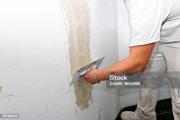 Foto de Plasterer Reparar Parede e mais fotos de stock de Parede - Parede, Rachado, Consertar