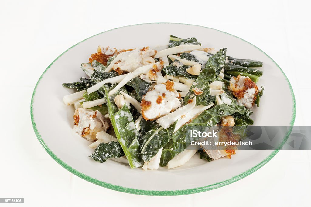 Uma Salada de frango parmesão e couve em um prato branco. - Royalty-free Leite Foto de stock