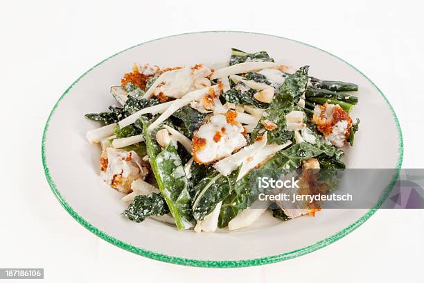 Uma Salada De Frango Parmesão E Couve Em Um Prato Branco - Fotografias de stock e mais imagens de Leite