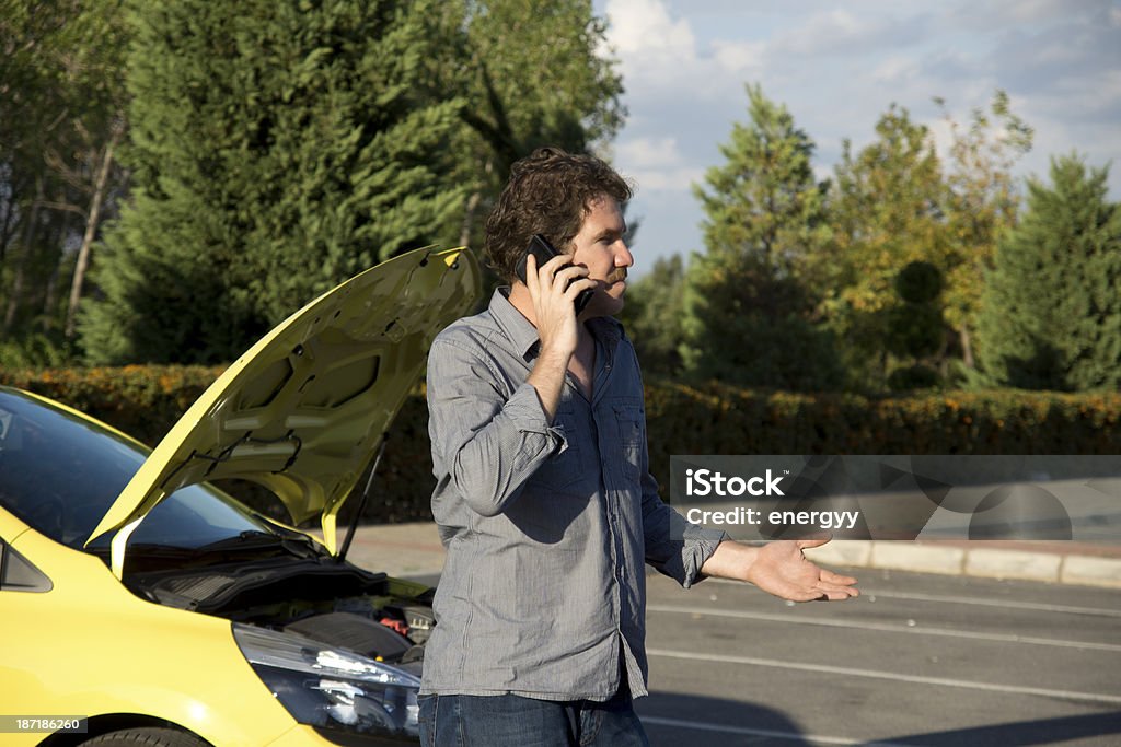 Impotente hombre junto a su automóvil - Foto de stock de 30-34 años libre de derechos