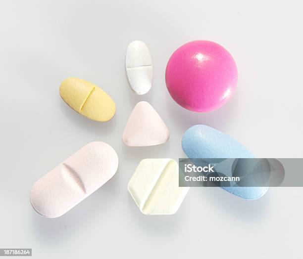 Píldoras Foto de stock y más banco de imágenes de Asistencia sanitaria y medicina - Asistencia sanitaria y medicina, Color - Tipo de imagen, Cápsula