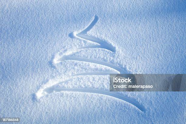 Árvore De Natal Desenhado Na Neve - Fotografias de stock e mais imagens de Neve - Neve, Natal, Rasto - Forma