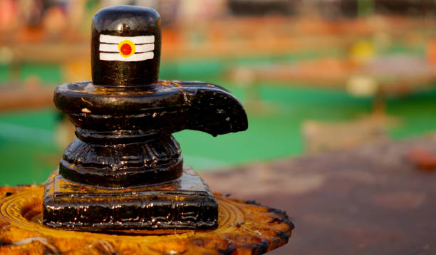 blick auf shiva linga, symbol des hindu-gottes shiva - shivalinga stock-fotos und bilder