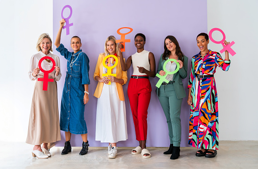 Grupo de hermosas mujeres seguras de sí mismas que sostienen el símbolo de Venus de la feminidad photo
