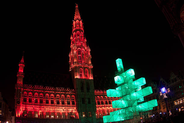 árbol de navidad en el grand place, bruselas - brussels belgium arranging majestic fotografías e imágenes de stock