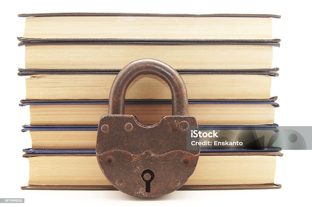 Il vecchio serrature e libri su sfondo bianco - Foto stock royalty-free di Aperto