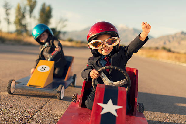 jovens homens de negócios de corrida de carros de brinquedo - sport race fotos - fotografias e filmes do acervo