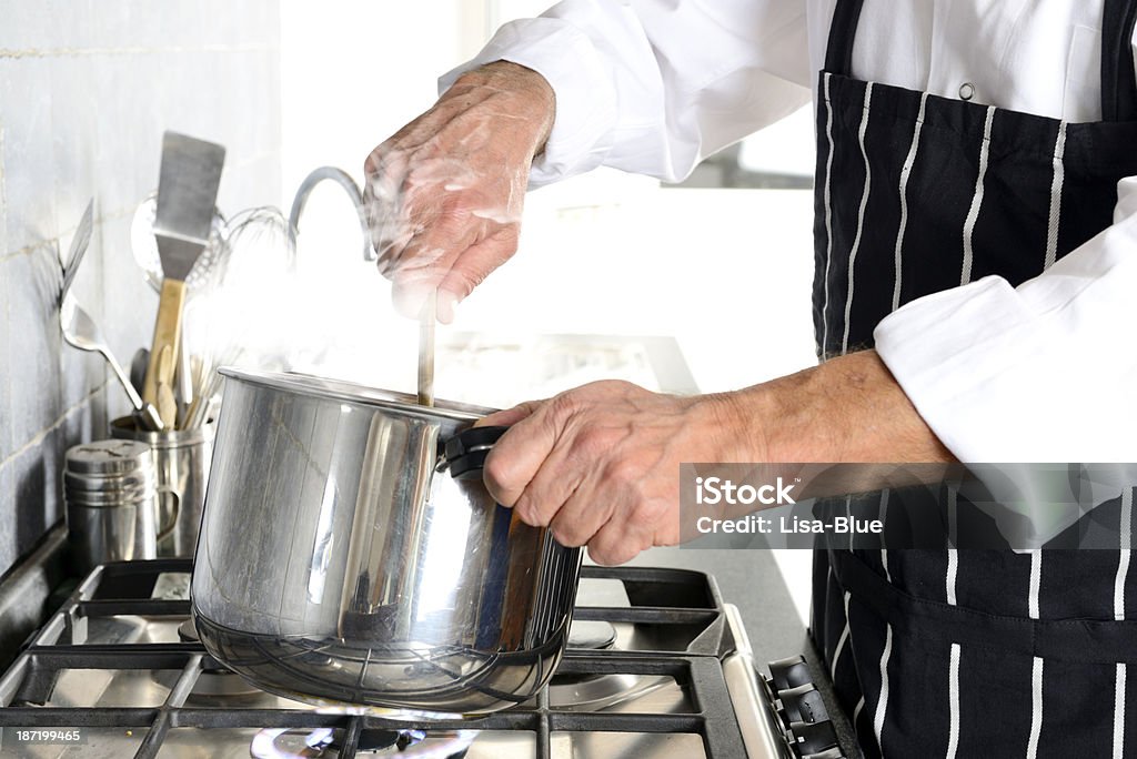 Uomo di cucinare nella cucina - Foto stock royalty-free di Adulto