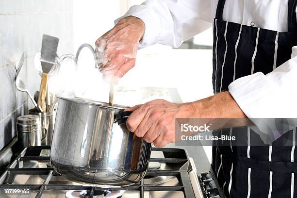 Uomo Di Cucinare Nella Cucina - Fotografie stock e altre immagini di Adulto - Adulto, Ambientazione interna, Camera