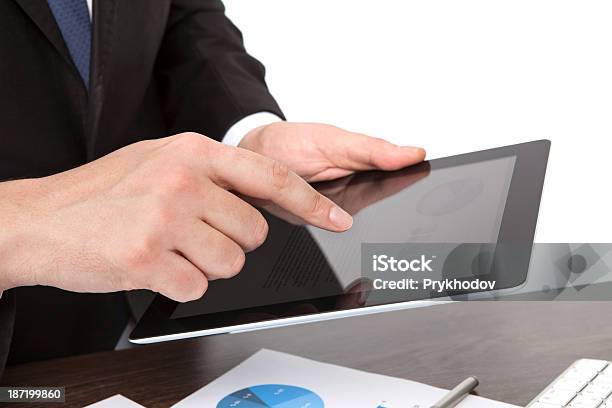 Empresario Sosteniendo Una Tableta En La Mesa Con Gráficos Foto de stock y más banco de imágenes de Adulto