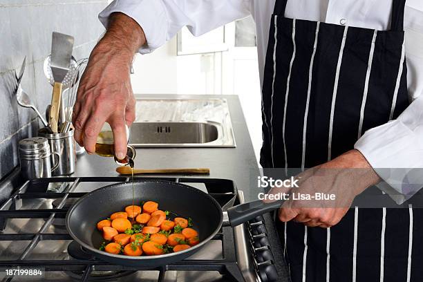 Foto de Homem Cozinhar e mais fotos de stock de Adulto - Adulto, Cozinhar, Fotografia - Imagem