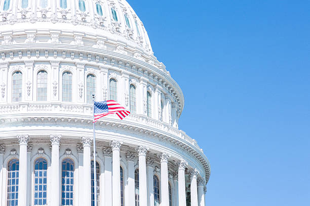 us capitol e a bandeira do céu azul - federal building government washington dc flag - fotografias e filmes do acervo