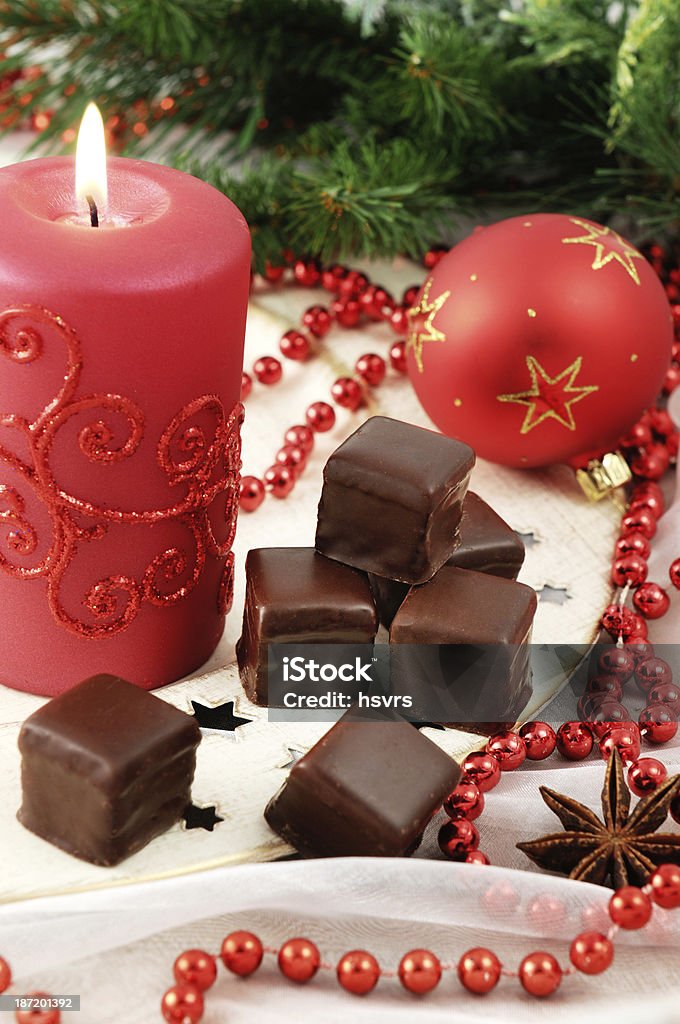Шоколадные конфеты домино на чашку с Рождественские украшения - Стоковые фото Ёлочная ветка роялти-фри