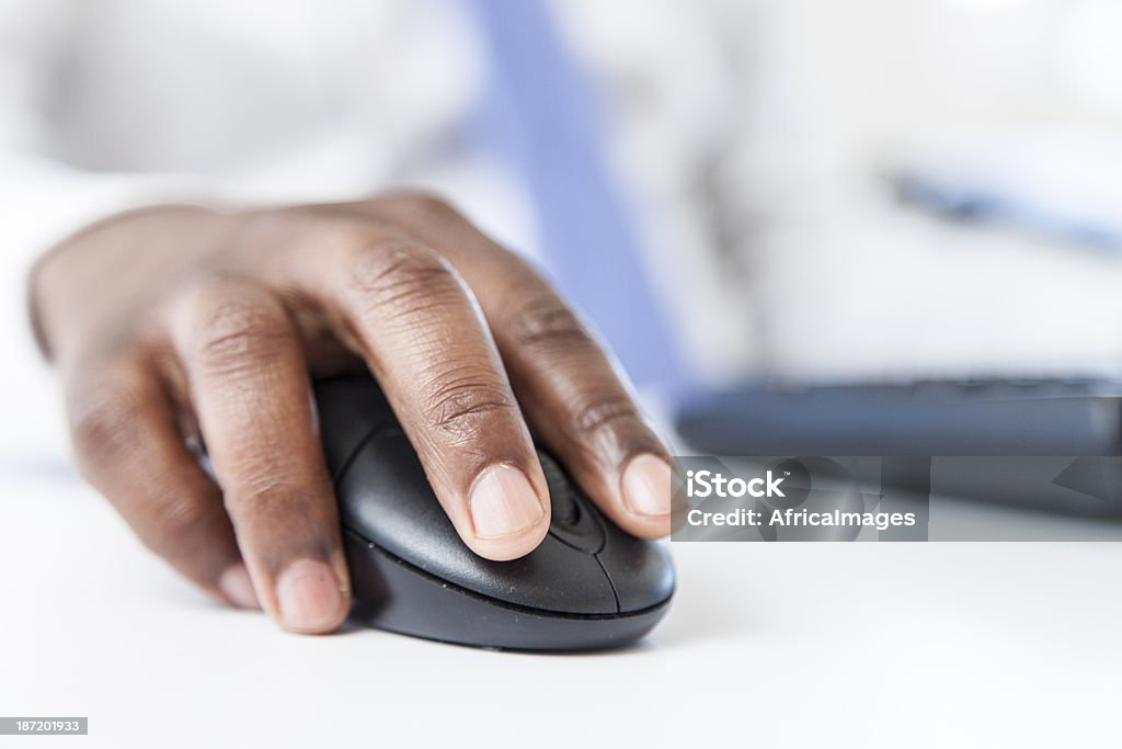 Uomo d'affari utilizzando il mouse - Foto stock royalty-free di Mouse