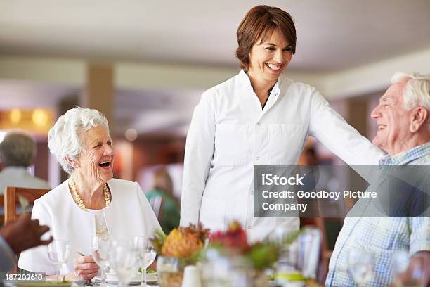 Qué Puedo Conseguir Que Tomar Foto de stock y más banco de imágenes de Tercera edad - Tercera edad, Sentarse a comer, Servicio