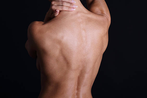 cou de la douleur - shirtless human spine back human hand photos et images de collection