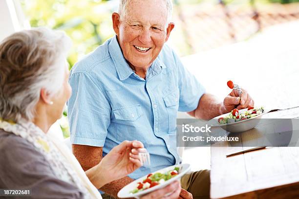 Foto de Desfrutando Um Almoço Saudável e mais fotos de stock de Terceira idade - Terceira idade, Alimentação Saudável, Salada