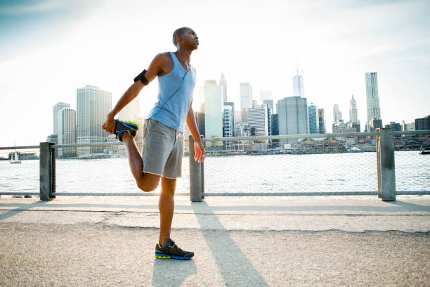 uomo lo stretching a new york - dusk people manhattan new york city foto e immagini stock