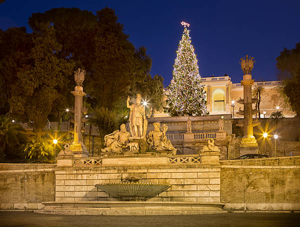plaza del pueblo y árbol de navidad en roma, italia - fontana della dea roma fotografías e imágenes de stock