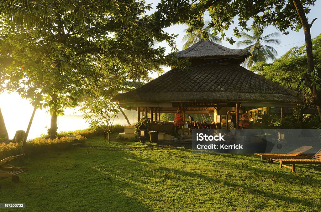 bungalow-resort in Sonnenaufgang im Preis von Bali, Indonesien - Lizenzfrei Bungalow Stock-Foto