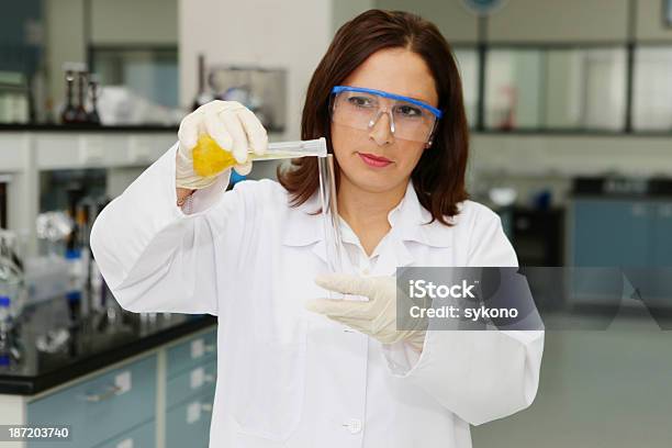 Trabalhar No Laboratório - Fotografias de stock e mais imagens de ADN - ADN, Adulto, Aluno da Universidade