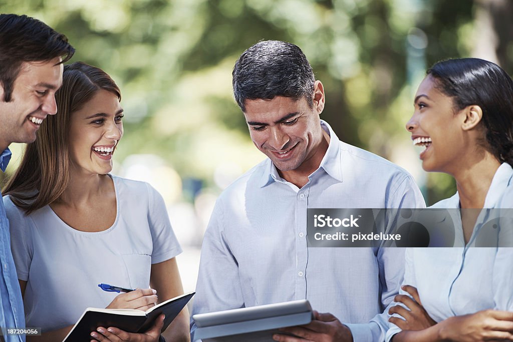 Compartir su nuevo tableta digital - Foto de stock de Adulto libre de derechos