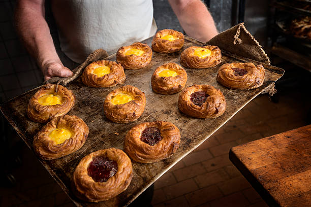 taca świeże pieczone ciastka duńskie (danisze). - danish pastry zdjęcia i obrazy z banku zdjęć