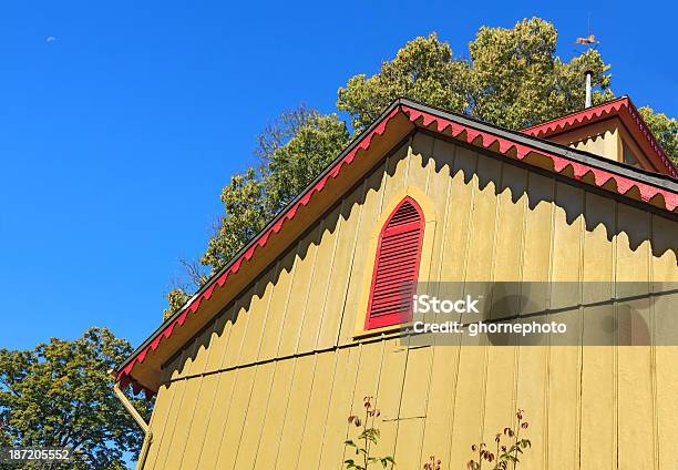 Colorido Edificio Victoriano Foto de stock y más banco de imágenes de Aire libre - Aire libre, Amarillo - Color, Anticuado