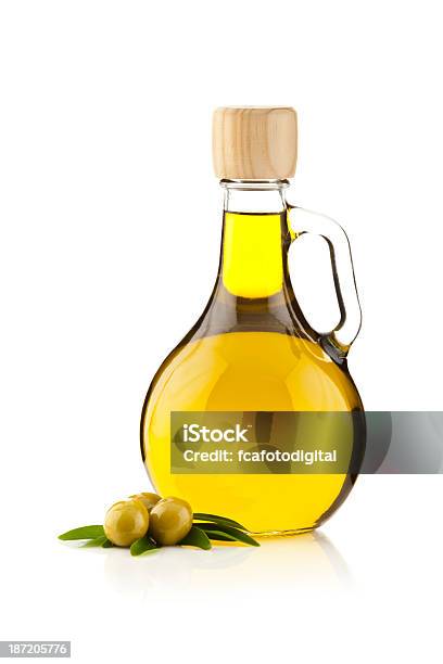 Olio Doliva - Fotografie stock e altre immagini di Olio d'oliva - Olio d'oliva, Scontornabile, Sfondo bianco