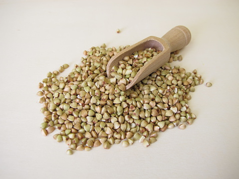 Buckwheat: hulled buckwheat grains on a wooden board - Buchweizen: geschälte Buchweizenkörner auf einem Holzbrett