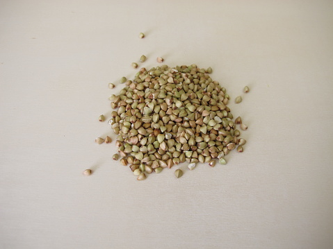 Buckwheat: hulled buckwheat grains on a wooden board - Buchweizen: geschälte Buchweizenkörner auf einem Holzbrett