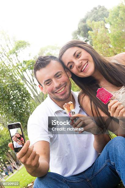 Foto de Adorável Casal Tomando Um Autoretrato e mais fotos de stock de Adulto - Adulto, Alegria, Celular com câmera