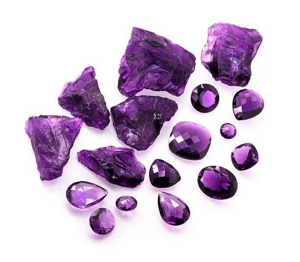 surowce i niepolerowany aspektów brazylijskich amethyst kolekcja na białym tle. - precious gem rough stone amethyst zdjęcia i obrazy z banku zdjęć