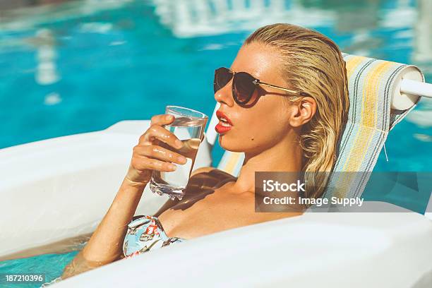 Junges Mädchen Trinkwasser In Einem Pool Stockfoto und mehr Bilder von Badeanzug - Badeanzug, Bikini, Blau