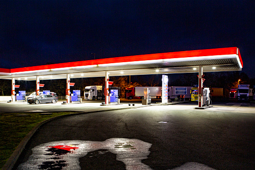 Newbury, United Kingdom - May 27 2019:   The forecourt of the Shell petrol station on London Road