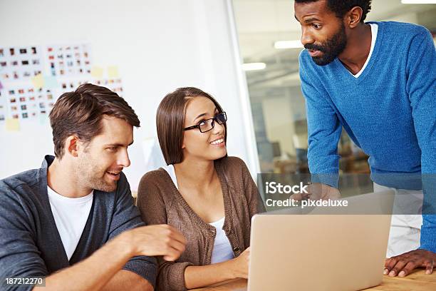 Foto de Sessão De Brainstorming A Sala De Diretoria e mais fotos de stock de 20 Anos - 20 Anos, Adulto, Afro-americano