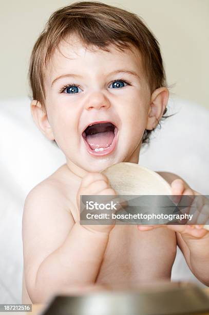 Счастливый Baby — стоковые фотографии и другие картинки 6-11 месяцев - 6-11 месяцев, Вертикальный, Весёлый