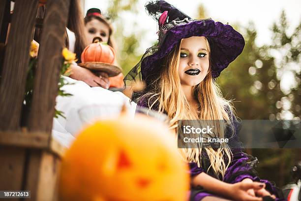 Familia Decorado Para Halloween Foto de stock y más banco de imágenes de 12-13 años - 12-13 años, Adulto, Aire libre