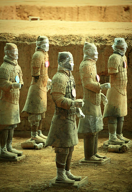 guerrieri di terracotta - terracotta soldiers chinese ethnicity warrior xian foto e immagini stock