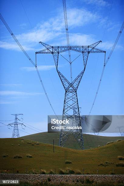 Foto de Torre De Altatensão e mais fotos de stock de Alta Voltagem - Alta Voltagem, Alto - Descrição Geral, Arame