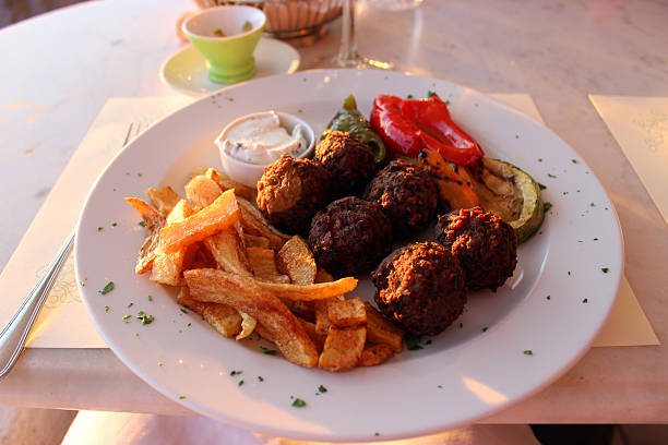 boulettes de viande et de pommes de terre - fast food italian culture studio shot macro photos et images de collection