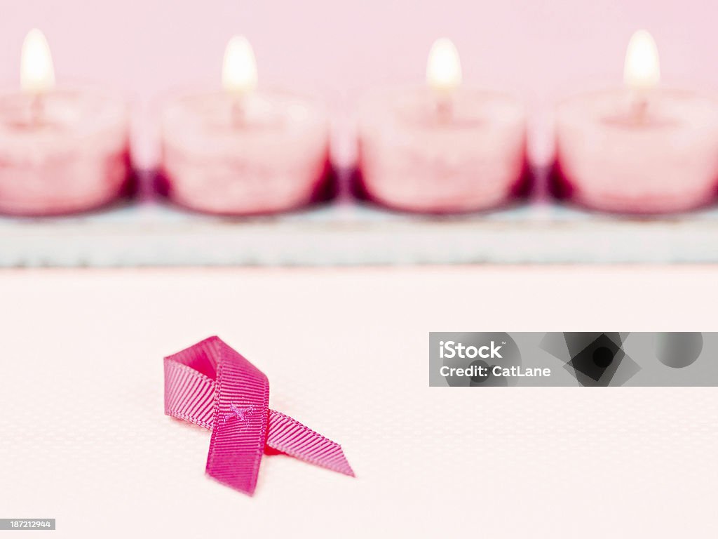 Fita de Consciencialização Contra o Cancro da mama e velas cor de rosa - Royalty-free Cancro da Mama Foto de stock